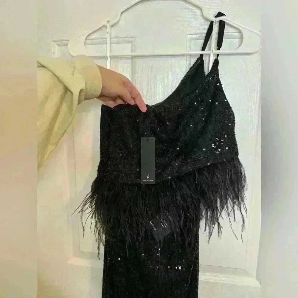 LULU’S NWT, shimmery perfection black sequin feather, one shoulder, size small